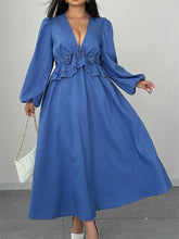 Lade das Bild in den Galerie-Viewer, V-Neck Floral Maxi Dress with Waist Cinching, Plus Size Women's Long Dress