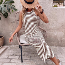 Lade das Bild in den Galerie-Viewer, Striped neck and hip hugging long skirt