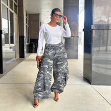 Load image into Gallery viewer, Camouflage Knife-Style Wide-Leg Cargo Jeans
