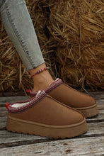 Lade das Bild in den Galerie-Viewer, Close-up of feet wearing brown Contrast Print Suede Plush Lined Snow Boots with a patterned trim and thick sole, styled with light wash jeans and a colorful beaded ankle bracelet.
