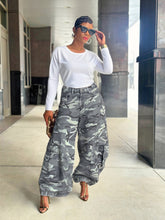 Load image into Gallery viewer, Camouflage Knife-Style Wide-Leg Cargo Jeans
