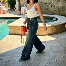 Lade das Bild in den Galerie-Viewer, Street Style Asymmetric Letter Patch Washed Frayed Denim Pants
