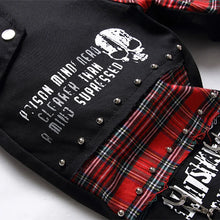 Cargar imagen en el visor de la galería, Pantalones vaqueros negros con parches de tartán escocés rojo escocés para hombre, ajustados y rectos, con parches de remaches punk y estampado de letras de calaveras.
