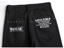 Cargar imagen en el visor de la galería, Pantalones vaqueros negros con parches de tartán escocés rojo escocés para hombre, ajustados y rectos, con parches de remaches punk y estampado de letras de calaveras.
