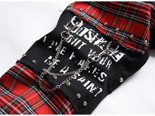Cargar imagen en el visor de la galería, Pantalones vaqueros negros con parches de tartán escocés rojo escocés para hombre, ajustados y rectos, con parches de remaches punk y estampado de letras de calaveras.
