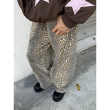 Cargar imagen en el visor de la galería, Pantalones vaqueros retro americanos nuevos con estampado de leopardo y camuflaje para hombres y mujeres, pantalones casuales holgados, rectos y versátiles.
