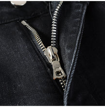 Cargar imagen en el visor de la galería, Pantalones vaqueros biker blancos plisados ​​con parches agrietados para hombre, pantalones vaqueros negros rotos con agujeros, pantalones ajustados y elásticos de alta elasticidad.
