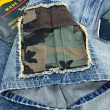 Load image into Gallery viewer, Summer new work style multi-pocket denim shorts for men, loose casual splicing five-quarter pants
