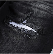 Cargar imagen en el visor de la galería, Pantalones vaqueros biker blancos plisados ​​con parches agrietados para hombre, pantalones vaqueros negros rotos con agujeros, pantalones ajustados y elásticos de alta elasticidad.
