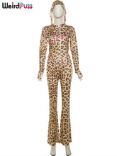Cargar imagen en el visor de la galería, Conjunto de 2 piezas con estampado de leopardo y letras en contraste para mujer, chaqueta corta con capucha y manga larga + pantalones ajustados acampanados elásticos, trajes de tendencia
