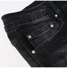 Cargar imagen en el visor de la galería, Pantalones vaqueros biker blancos plisados ​​con parches agrietados para hombre, pantalones vaqueros negros rotos con agujeros, pantalones ajustados y elásticos de alta elasticidad.
