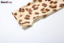 Cargar imagen en el visor de la galería, Conjunto de 2 piezas con estampado de leopardo y letras en contraste para mujer, chaqueta corta con capucha y manga larga + pantalones ajustados acampanados elásticos, trajes de tendencia
