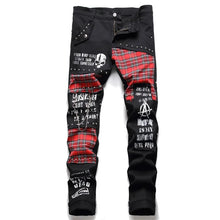 Cargar imagen en el visor de la galería, Pantalones vaqueros negros con parches de tartán escocés rojo escocés para hombre, ajustados y rectos, con parches de remaches punk y estampado de letras de calaveras.
