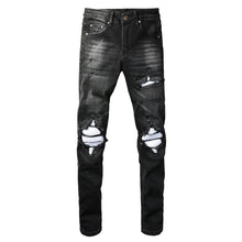 Cargar imagen en el visor de la galería, Pantalones vaqueros biker blancos plisados ​​con parches agrietados para hombre, pantalones vaqueros negros rotos con agujeros, pantalones ajustados y elásticos de alta elasticidad.
