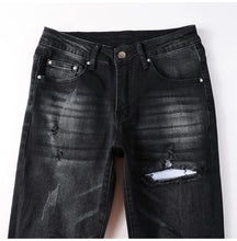 Cargar imagen en el visor de la galería, Pantalones vaqueros biker blancos plisados ​​con parches agrietados para hombre, pantalones vaqueros negros rotos con agujeros, pantalones ajustados y elásticos de alta elasticidad.
