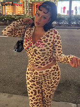 Cargar imagen en el visor de la galería, Conjunto de 2 piezas con estampado de leopardo y letras en contraste para mujer, chaqueta corta con capucha y manga larga + pantalones ajustados acampanados elásticos, trajes de tendencia
