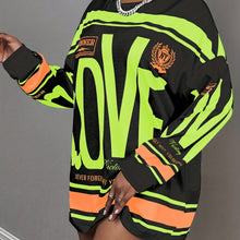Lade das Bild in den Galerie-Viewer, Plus Size - LOVE' Letter Print with Text And Stripe Long Sleeve Top
